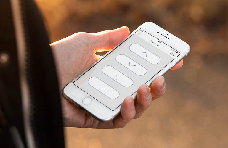 Hand hält ein Smartphone mit geöffneter Braunability Remote App