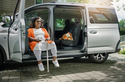 Conducteur en fauteuil roulant accédant à la voiture grâce à un siège pivotant