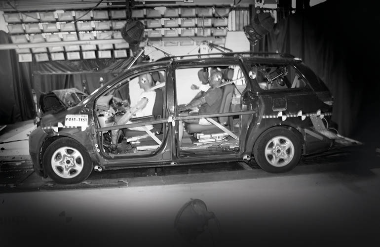 Voiture avec des mannequins de crash test lors d'un crash test