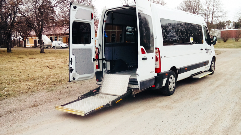 Plateforme élévatrice installée à l’arrière d’une camionnette