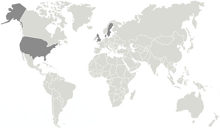 Eine graue Karte mit folgenden markierten Ländern: USA, Schweden, Großbritannien und Dänemark. 
