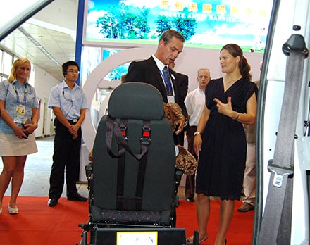Her Royal Highness Crown Princess Victoria gets a briefing about the Carony vehicle wheelchair system by Peter Wahlsten (Photo: Lotte Wemmenborn).