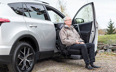 Man sitting in an outward facing, lowered turny Evo