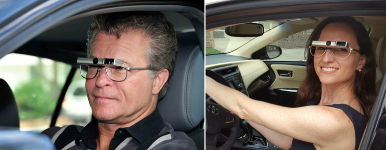 Links: Mann mit bioptischen Linsen beim Autofahren. Rechts: Frau mit bioptischen Linsen beim Autofahren.
