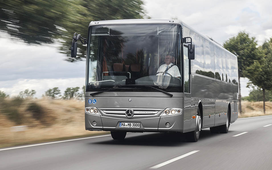 Déplacement de bus sur une route avec des arbres