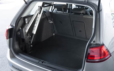 Ein leerer Kofferraum mit einem Carolift 100, der sauber entlang der linken Seite des Kofferraums installiert ist.