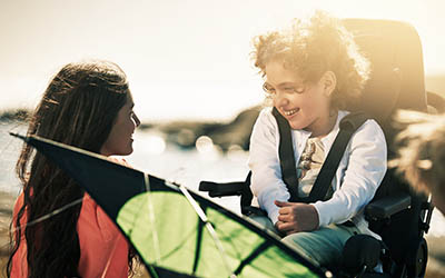  Femme et jeune fille souriante sur une plage ensoleillée