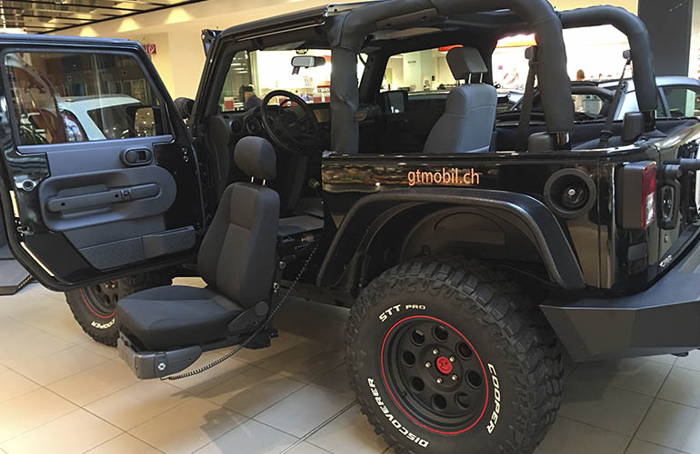 Une Jeep Rubicon avec un siège élévateur Turny Evo