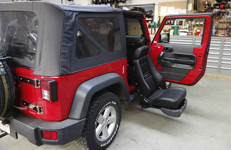 Une Jeep Wrangler avec un siège élévateur Turny Evo