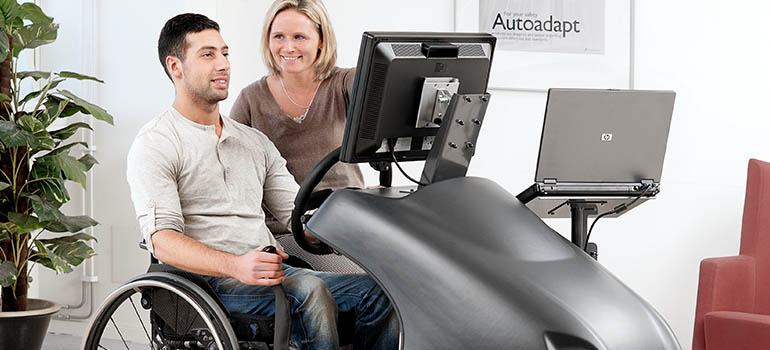 Ein Rollstuhlfahrer in einer Bewertungssitzung mit einem Ergotherapeuten.