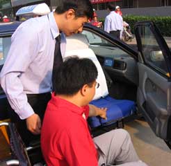 In the barrier-free taxies, there are special seats for the disabled that can rotate, which is quite convenient for the disabled to get in the car.