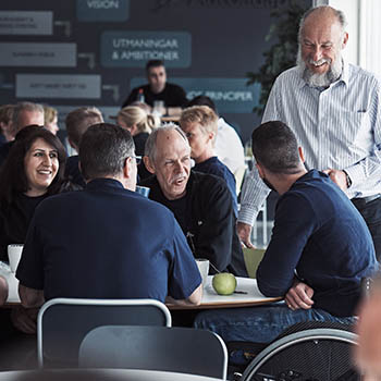 Mitarbeiter sprechen in der Cafeteria