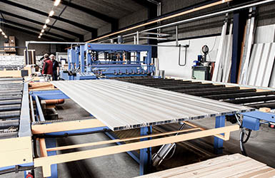 Hommes travaillant avec des planchers en aluminium sur le site de BraunAbility au Danemark