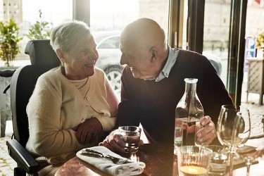 Man and woman looking into each other´s eyes