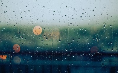 Gouttes de pluie sur une vitre.