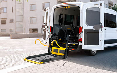 Une plateforme élévatrice pour fauteuil roulant à l’arrière d’un véhicule.