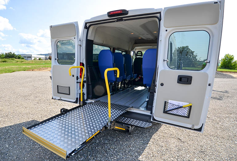 Plateforme élévatrice installée sur les portes arrière d’une camionnette