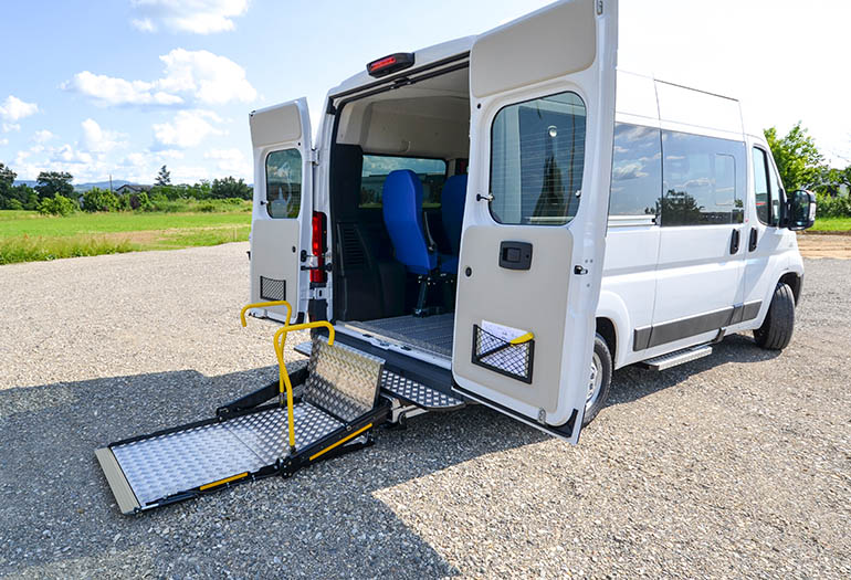 Plateforme élévatrice installée sur les portes arrière d’une camionnette