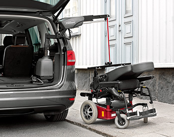 The Carolift 6900 has an offset telescopic arm that enables you to deploy the wheelchair on a curb next to the vehicle, ideal for parallel parking situations.