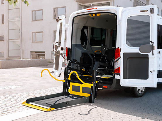 Ascenseur de fauteuil roulant dans un véhicule de transport