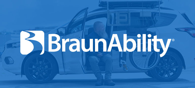 Logo BraunAbility avec une voiture adaptée en arrière-plan