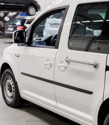 Side view of a car with a support bar installed on the door 