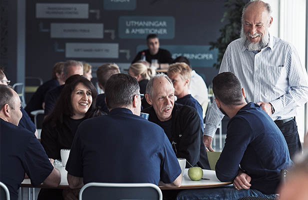 Arbeiter in einer Cafeteria. 