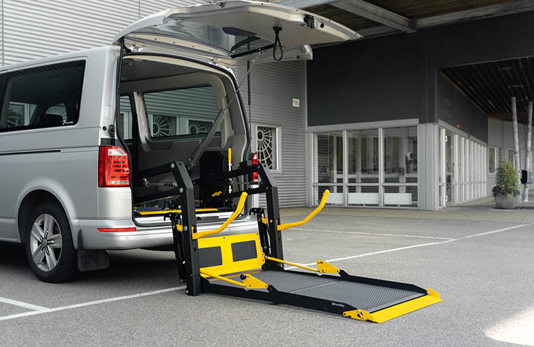 Plateforme élévatrice pliante de la série E dans une Volkswagen Transporter.