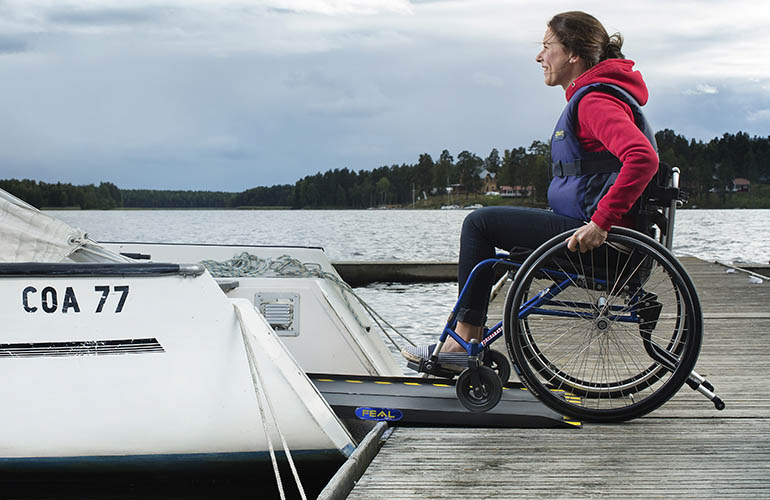 Une rampe portable est un excellent moyen de rendre les petits bateaux accessibles.